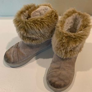 Toms toddler girls size 8 boots.  Great to easily get on & off